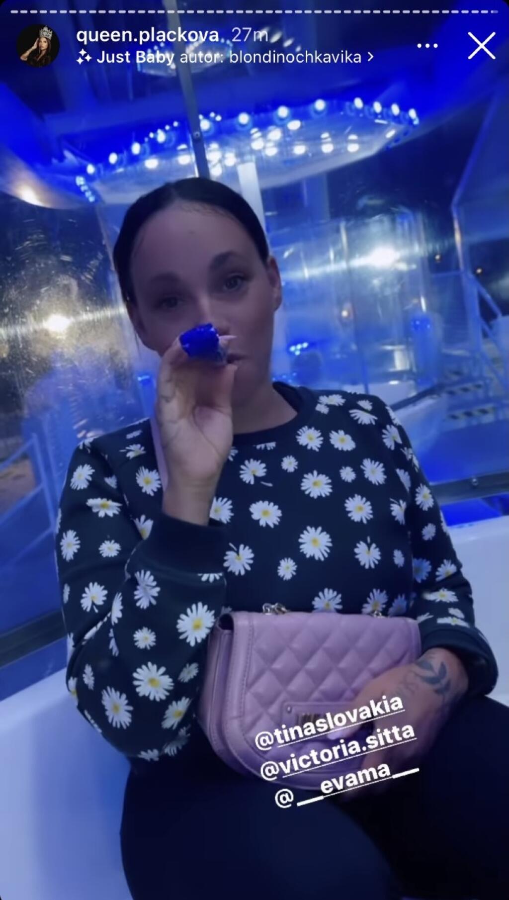 Niekoľko dní pobytu sa Tine prelínalo s pobytom Zuzany Plačkovej. Dievčatá si vyrazili na kolotoč.