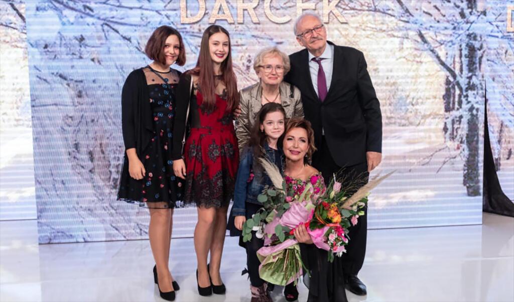 S manželkou, s vnučkami, podrepe módna návrhárka Lýdia Eckhardt.