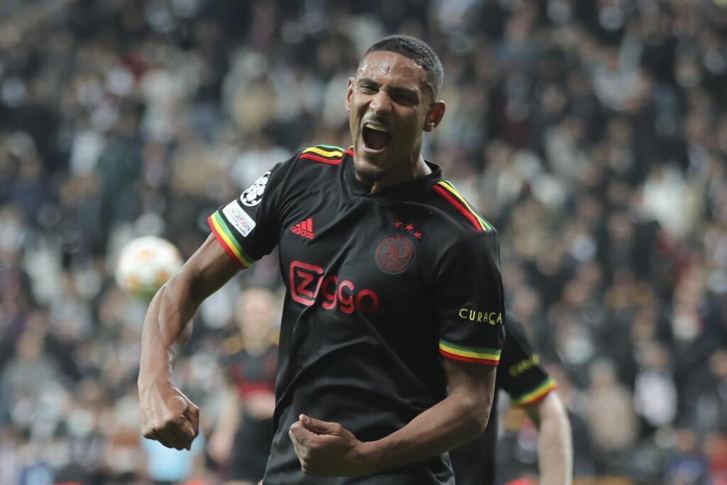 JB 34 Istanbul - Hráč Ajaxu Sebastien Haller oslavuje po tom, ako strelil druhý gól v zápase C-skupiny Ligy majstrov Besiktas Istanbul - Ajax Amsterdam v Istanbule 24. novembra 2021. FOTO TASR/AP
Ajax's Sebastien Haller celebrates scoring his side's second goal during the Champions League group C soccer match between Besiktas and Ajax at the Vodafone Park Stadium in Istanbul, Turkey, Wednesday, Nov. 24, 2021. (AP Photo)