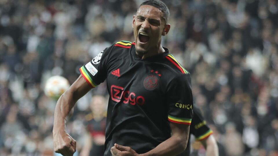 JB 34 Istanbul - Hráč Ajaxu Sebastien Haller oslavuje po tom, ako strelil druhý gól v zápase C-skupiny Ligy majstrov Besiktas Istanbul - Ajax Amsterdam v Istanbule 24. novembra 2021. FOTO TASR/AP

Ajax's Sebastien Haller celebrates scoring his side's second goal during the Champions League group C soccer match between Besiktas and Ajax at the Vodafone Park Stadium in Istanbul, Turkey, Wednesday, Nov. 24, 2021. (AP Photo)