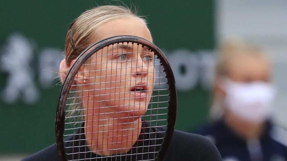 WA 53 Paríž - Slovenská tenistka Anna Karolína Schmiedlová odvracia úder Američanky Venus Williamsovej v zápase 1. kola ženskej dvojhry na grandslamovom turnaji Roland Garros v Paríži v nedeľu 27. septembra 2020. FOTO TASR/AP 

Slovakia's Anna Karolina Schmiedlova waits to return the ball in her first round match of the French Open tennis tournament against Venus Williams of the U.S. at the Roland Garros stadium in Paris, France, Sunday, Sept. 27, 2020. (AP Photo/Michel Euler)