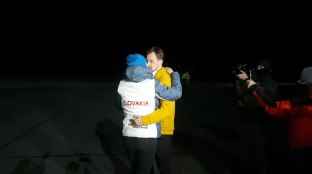 Na letisku nechýbal ani Vlhovej priateľ Michal. Po emotívnom objatí nechýbal ani bozk.