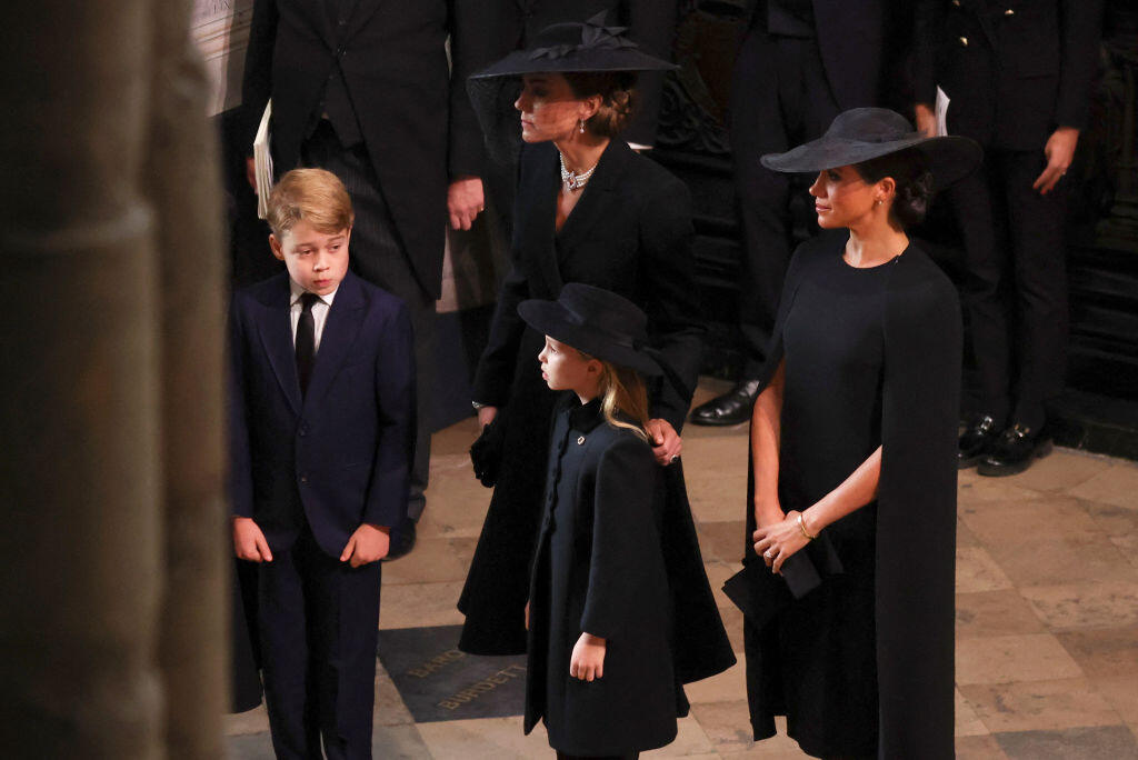 Zjednotení v smútku. Kate a Meghan bok po boku na pohrebe Alžbety II.