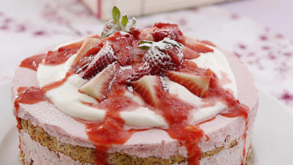 Jahodová torta s makom