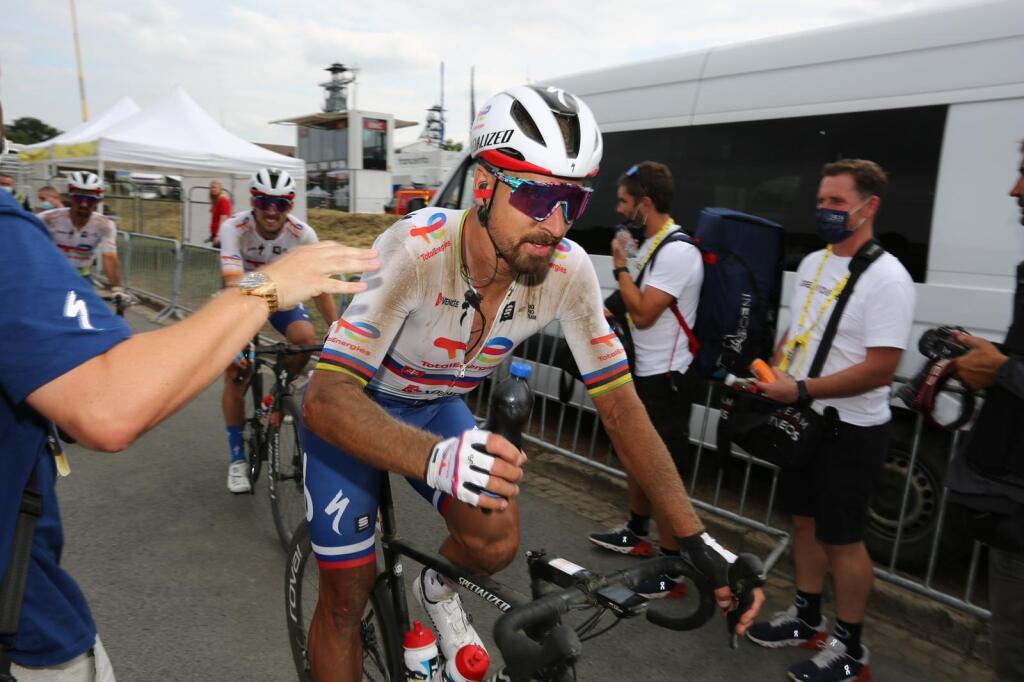 Na cyklistov čakalo jedenásť úsekov s kockami, ktoré ich v 5. etape poriadne vyčerpali a preverili. Sagan navyše zažil tvrdý pád, ktorý mu na pohode nepridal. Do cieľa prišiel poriadne zafúľaný.