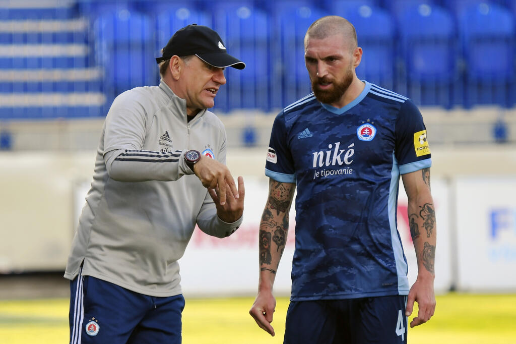 Na snímke vľavo tréner Vladimír Weiss st. (ŠK Slovan Bratislava), vpravo Guram Kashia (ŠK Slovan Bratislava) v 1. kole futbalovej Fortuna ligy MFK Tatran Liptovský Mikuláš – ŠK Slovan Bratislava v Poprade sobotu 24. júla 2021. FOTO TASR – Milan Kapusta