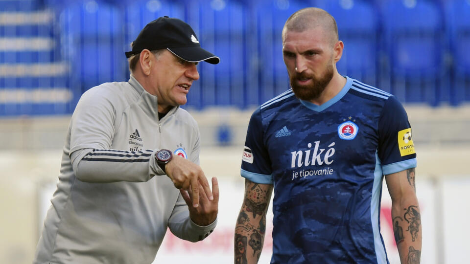 Na snímke vľavo tréner Vladimír Weiss st. (ŠK Slovan Bratislava), vpravo Guram Kashia (ŠK Slovan Bratislava) v 1. kole futbalovej Fortuna ligy MFK Tatran Liptovský Mikuláš – ŠK Slovan Bratislava v Poprade sobotu 24. júla 2021. FOTO TASR – Milan Kapusta
