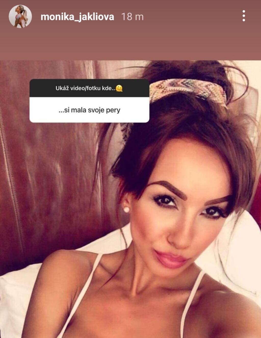 Monika Jákliová je na Instagrame aktívna viac, ako keď randila s Gáborom. Fanúšikom dáva často príležitosť pýtať sa jej otázky a samozrejme, že sa nevyhne ani otázkam na telo. Takto vyzerala v roku 2016, keď nemala plastiku pier.