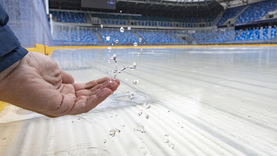 Prípravy ľadovej plochy pre blížiace sa hokejové podujatie Kaufland Winter Games 2023 na futbalovom štadióne Tehelné pole v Bratislave.