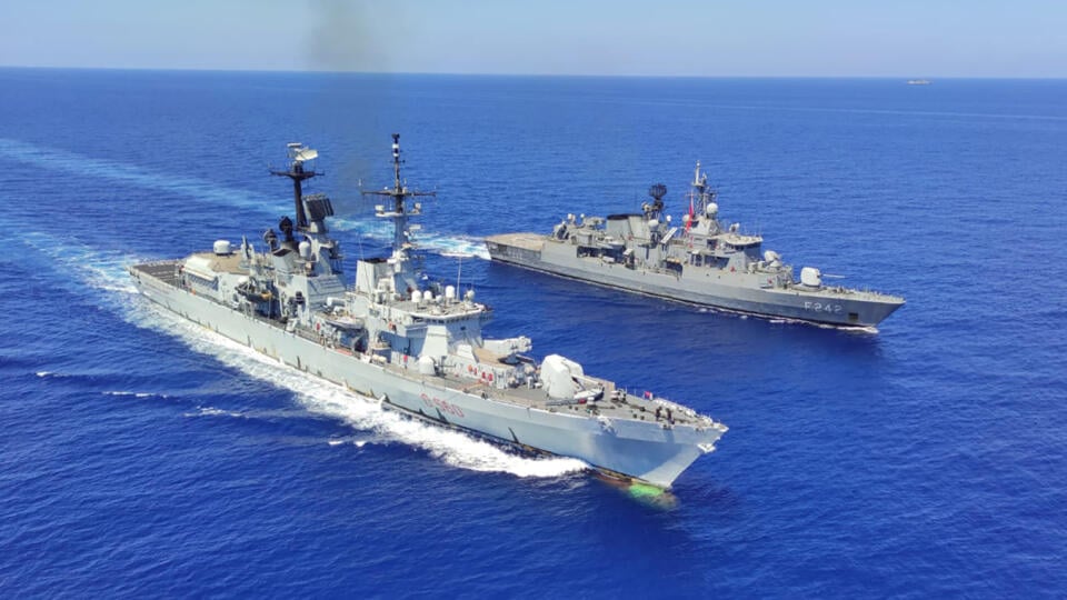JB 26 východné Stredomorie - Taliansky torpédoborec ITS Durand De La Penne (vľavo) spolu s tureckými fregatami TCG Goksu a TCG Fatih počas vojenského námorného cvičenia vo východnej časti Stredozemného mora 25. augusta 2020. Grécko, Francúzsko, Taliansko a Cyprus začnú v stredu spoločné vojenské cvičenie vo východnej časti Stredozemného mora, informovala agentúra AFP. Cvičenie bude trvať tri dni a uskutoční sa južne od gréckeho ostrova Kréta v čase rastúceho napätia medzi Aténami a Ankarou okolo