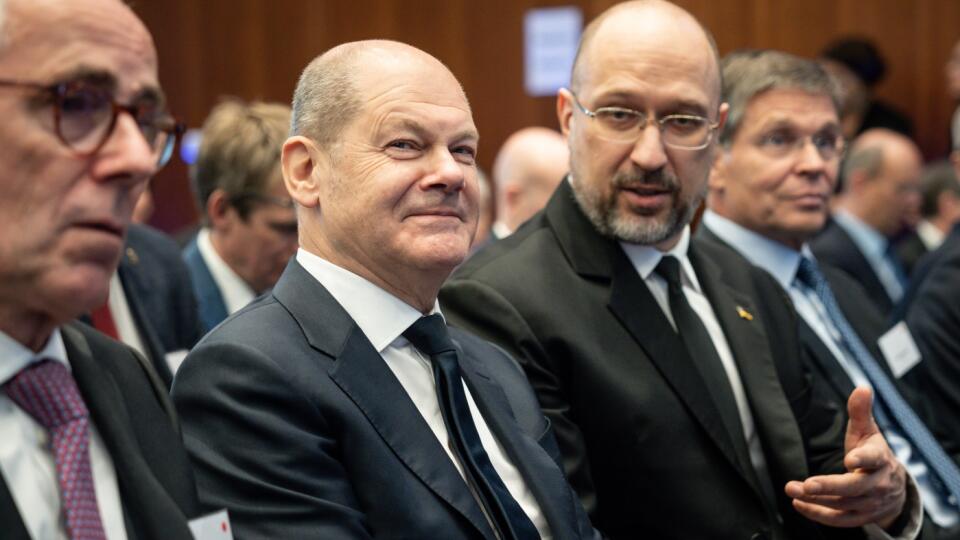 WA 2 Berlín - Nemecký kancelár Olaf Scholz (druhý zľava) a ukrajinský premiér Denys Šmyhaľ (tretí zľava) diskutujú na nemecko-ukrajinskom obchodnom fóre s názvom Obnova Ukrajiny v Berlíne v pondelok 24. októbra 2022. FOTO TASR/AP
German Chancellor Olaf Scholz, 2nd from left, sits next to Denis Shmyhal, 2nd from right, Prime Minister of Ukraine, Peter Adrian, left, President of DIHK, and Ulrich Engel, right, Vice President of Ostausschuss, listen, during the German-Ukrainian Business Forum