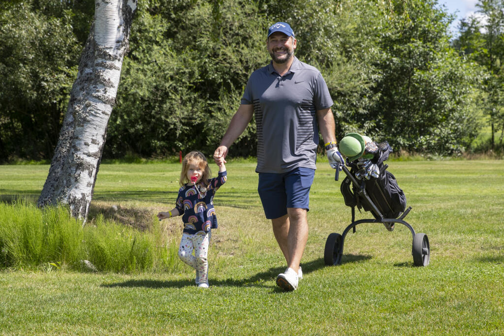 Na golfovom turnaji si zahrali nielen hokejové legendy a Rory Sabbatini, ale aj známi herci. Na fotke Martin Mňahončák.