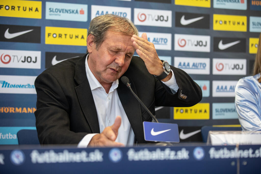 Ján Kozák - Koniec trénera futbalovej reprezentácie bol nečakaný a nečakanejším bol ešte dôvod, prečo sa tak Ján Kozák rozhodol. Po októbrovom zápase s Českom (1:2) v Lige národov na štadióne v Trnave sa totiž sedmička hráčov vydala do ulíc a do hotela v Senci sa vrátila až v nočných hodinách. Aby toho nebolo málo, keď sa vracali, nachytal ich práve Kozák, ktorý v noci nemohol zaspať a rozmýšľal nad príčinami prehry s naším rivalom. Po nedeľňajšom tréningu, ktorého sa zúčastnila aj inkriminovaná sedmička hráčov - Vladimír Weiss, Milan Škriniar, Stanislav Lobotka, Martin Dúbravka, Ľubomír Šatka, Norbert Gyömbér a Michal Šulla - sa Kozák rozhodol skončiť na lavičke národného tímu. „Beriem to, akoby mi napľuli do tváre,“ povedal exkluzívne pre Šport24.sk. Ešte väčší rozruch však vyvolala jeho tlačovka, na ktorej si tradične nedával servítky pred ústa a z jeho úst sa doslova chrlili oheň a síra.