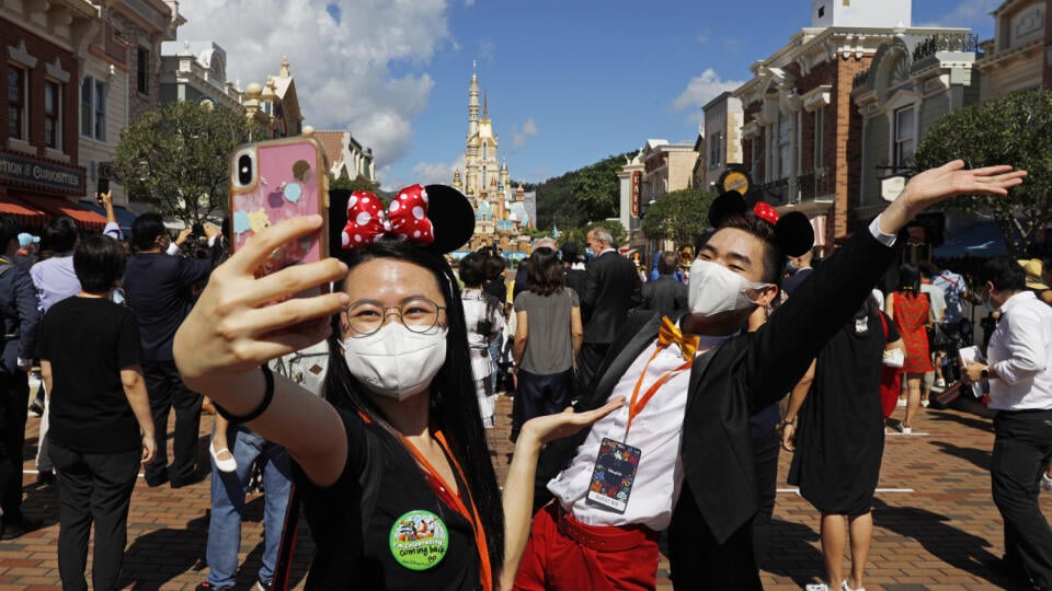 WA 10 Hongkong - Návštevníci s ochrannými rúškami sa fotia počas opätovného otvorenia Disneylandu v Hongkongu vo štvrtok 18. júna 2020. Hongkongský Disneyland privítal vo štvrtok za prísnych hygienických opatrení a obmedzením kapacity prvých návštevníkov po takmer pätmesačnej prestávke spôsobenej pandémiou koronavírusu. FOTO TASR/AP  

Visitors wearing face masks to prevent the spread of the new coronavirus, take a selfie at the Hong Kong Disneyland on Thursday, June 18, 2020. Hong Kong Disneyla