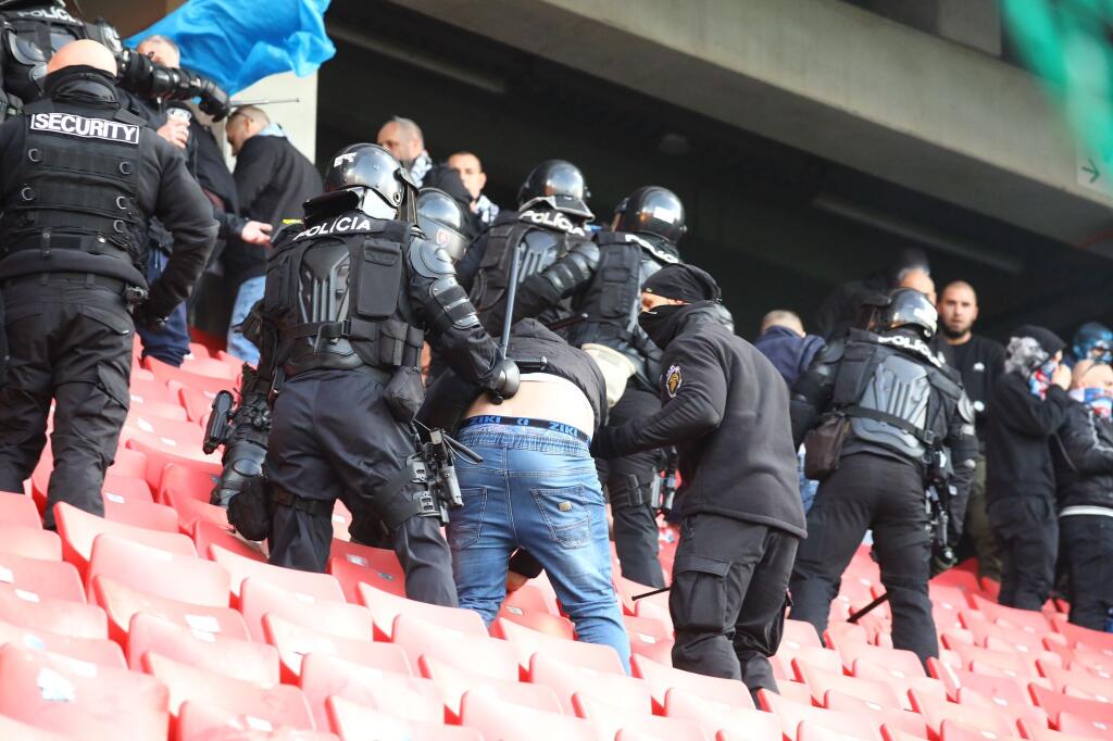 Šokujúce zábery z derby medzi Spartakom Trnava a Slovanom Bratislava. Fanúšikovia sa vtrhli na hraciu plochu a bili sa hlava nehlava.