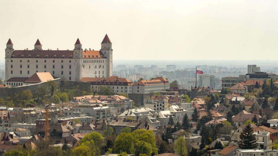 Pohľad na Bratislavu. Bratislavský Hrad a Národná rada Slovenskej republiky.