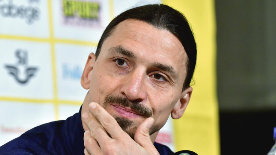 EBE 51 Štokholm - Na snímke švédsky futbalový útočník Zlatan Ibrahimovič počas tlačovej konferencie v Štokholme 22. marca 2021. Aj keď väčšinou pôsobí na verejnosti i sociálnych sieťach suverénne a neohrozene, v pondelok ukázal aj svoju citlivejšiu stránku. Zlatan Ibrahimovič musel zakrývať slzy po otázke novinárov, ako vnímajú jeho návrat do švédskej reprezentácie jeho dvaja synovia Maximilian a Vincent. FOTO TASR/AP
Zlatan Ibrahimovic attends a press conference at Friends Arena in Stockholm, M