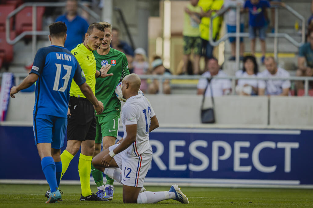 Na snímke Filip Baláž a Morten Krogh počas zápasu A-skupiny Majstrovstiev Európy vo futbale hráčov do 19 rokov medzi reprezenáciami Slovenska a Francúzska na Štadióne Antona Malatinského v Trnave.