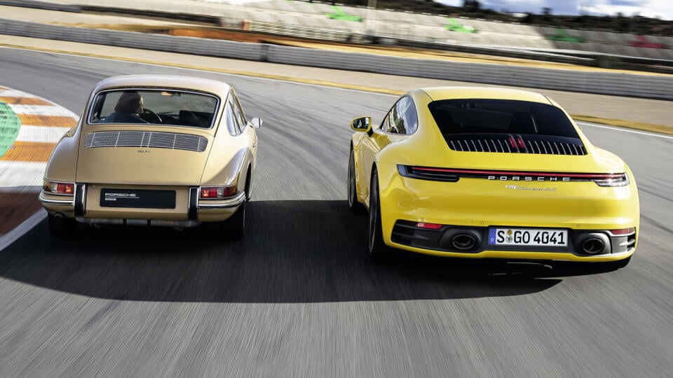 Porsche 911 prvej a ôsmej generácie.