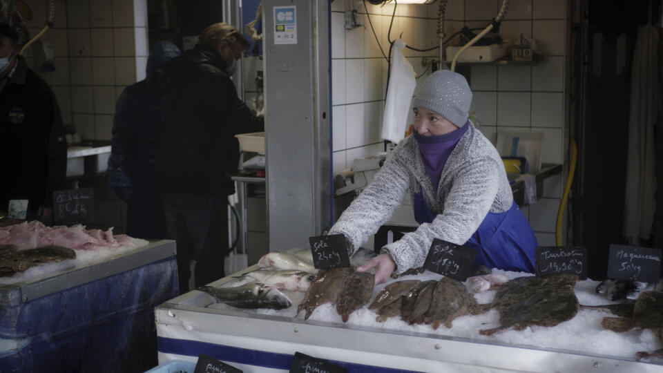 WA 10 Boulogne-sur-Mer - Predavačka ponúka čerstvé ryby a morské plody na trhu v prístave severofrancúzskeho mesta Boulogne-sur-Mer, ktoré sa nachádza neďaleko Lamanšského prielivu vo štvrtok 10. decembra 2020. Rybolov a pravidlá spravodlivej hospodárskej súťaže sú hlavné sporné body rokovaní na dosiahnutie pobrexitovej obchodnej dohody medzi Britániou a EÚ. Britský premiér Boris Johnson v piatok vyhlásil, že šance Británie na dosiahnutie pobrexitovej obchodnej dohody s Európskou úniou miznú, p