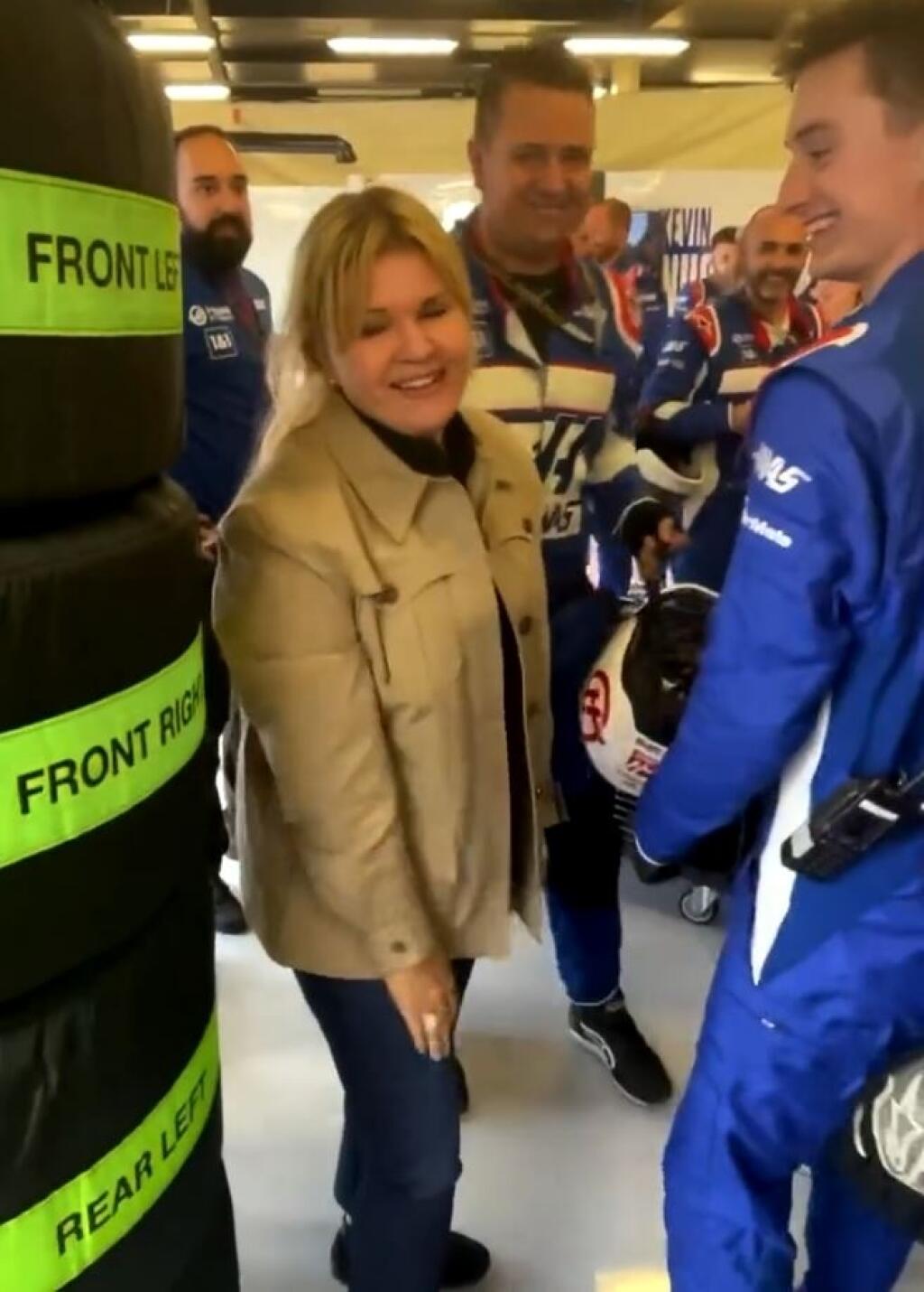 Corinna nechýbala na VC Veľkej Británie, kde jej syn Mick získal prvé body v F1. Keď sa objavila v zákulisí tímu Haas, bola stredobodom pozornosti a zrejme sa nenašiel človek, ktorý sa s ňou nechcel zvítať a objať.