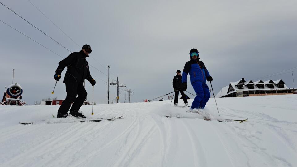 Na snímke prví lyžiari sa lyžujú v lyžiarskom stredisku Ždiar - Strednica v piatok 1. decembra 2023.