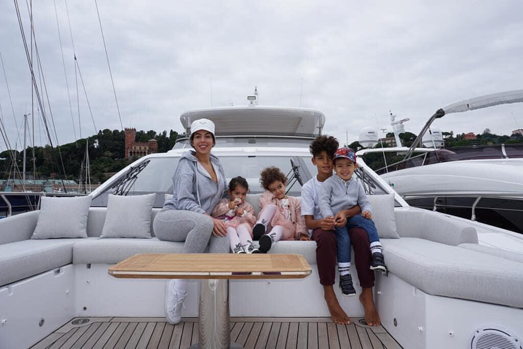 Cristiano Ronaldo a jeho partnerka Georgina zahŕňajú všetky štyri deti láskou a luxusom.