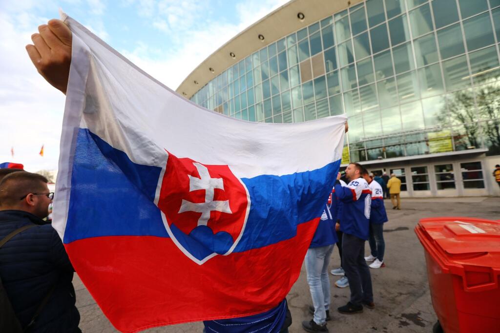 Slovenskí fanúšikovia sa aj pred zápasom proti Nemecku výborne bavili v okolí haly.