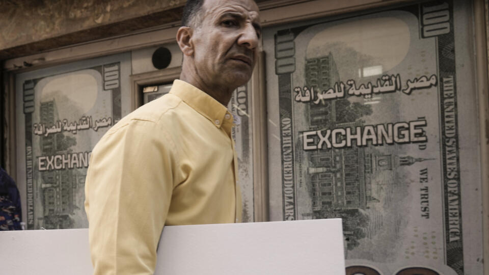 WA 44 Káhira - Egypťan kráča okolo zmenárne v Káhire v stredu 6. marca 2024. Egyptská libra zaznamenala v stredu prudký prepad voči americkému doláru. Trh reagoval na rozhodnutie egyptskej centrálnej banky, ktorá zvýšila svoju hlavnú úrokovú sadzbu. FOTO TASR/AP
An Egyptian walks past an exchange office in Cairo, Egypt, Wednesday, March 6, 2024. The Egyptian pound slipped sharply against the dollar on Wednesday after the Central Bank of Egypt raised its main interest rate and said it would all