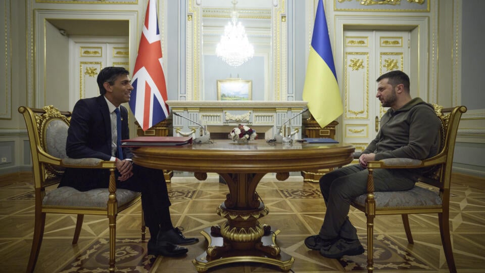 PK 76 Kyjev - Na snímke zľava britský premiér Rishi Sunak a ukrajinský prezident Volodymyr Zelenskyj sa rozprávajú počas stretnutia v Kyjeve 19. novembra 2022. Sunak v sobotu pricestoval na svoju prvú návštevu ukrajinskej metropoly Kyjev vo funkcii ministerského predsedu. FOTO TASR/AP
In this photo provided by the Ukrainian Presidential Press Office, Ukrainian President Volodymyr Zelenskyy, right, speaks with British Prime Minister Rishi Sunak during their meeting in Kyiv, Ukraine, Saturday, No