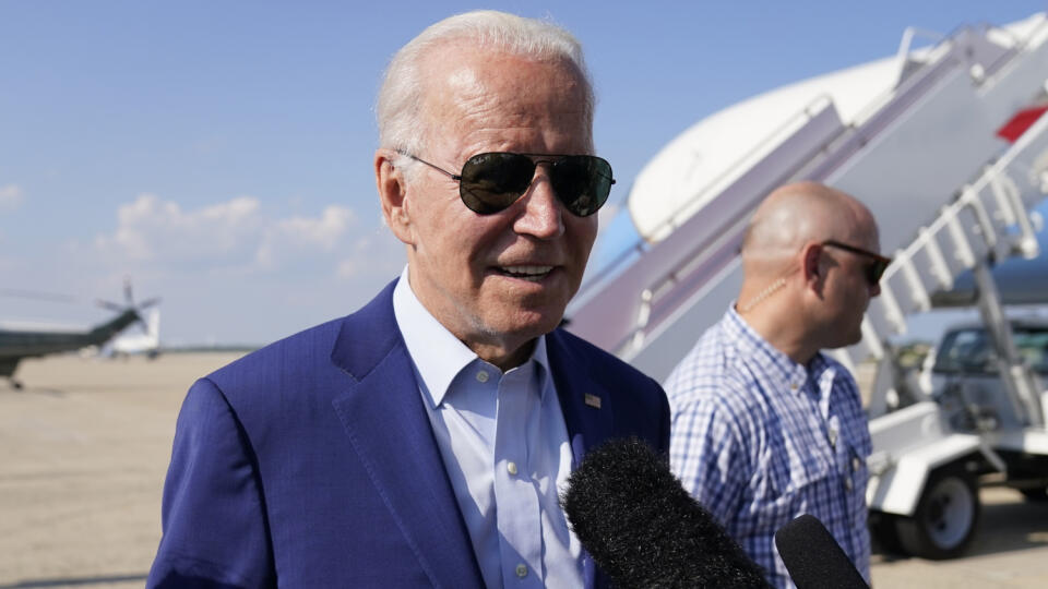 WA 11 Andrewsova vojenská základňa - Americký prezident Joe Biden odpovedá na otázky novinárov po vystúpení z lietadla na Andrewsovej vojenskej základni v stredu 20. júla 2022. Biden mal vo štvrtok ráno pozitívny test na ochorenie COVID-19. Podľa hovorkyne Karine Jean-Pierreovej má 79-ročný prezident iba mierne príznaky ochorenia. Pripomenula, že bol štyrikrát zaočkovaný. Proti covidu teraz berie liek Paxlovid. FOTO TASR/AP
President Joe Biden speaks to members of the media after exiting Air F