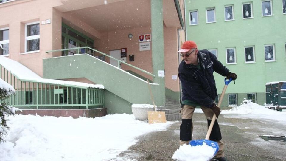 Niektorým školníkom či kuchárkam znížili platy aj napriek sľubovanému zvýšeniu.