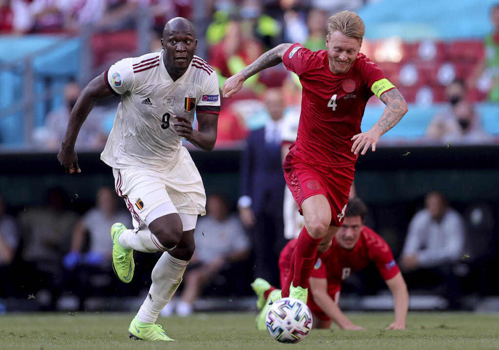 KK45 Kodaň - Belgický futbalista Romelu Lukaku (vľavo) a dánsky futbalista Simon Kjaer počas zápasu základnej B-skupiny Dánsko - Belgicko na ME vo futbale v Kodani 17. júna 2021. FOTO TASR/AP
Belgium's Romelu Lukaku, left, and Denmark's Simon Kjaer challenge for the ball during the Euro 2020 soccer championship group B match between Denmark and Belgium at Parken stadium in Copenhagen, Thursday, June 17, 2021. (Friedemann Vogel/Pool via AP)
