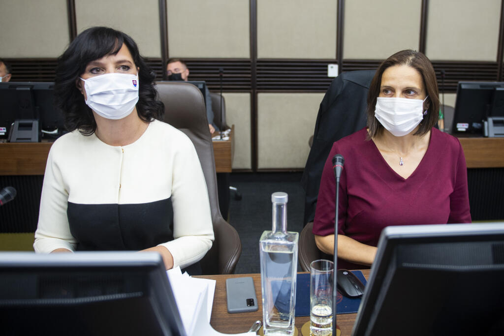 Na snímke zľava ministerka investícií, regionálneho rozvoja a informatizácie SR Veronika Remišová (Za ľudí) a ministerka spravodlivosti SR Mária Kolíková počas rokovania 29. schôdze vlády SR 8. septembra 2021 v Bratislave. FOTO TASR - Jakub Kotian