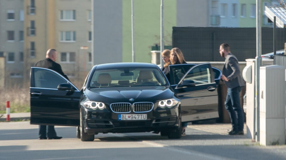 Na snímke sa nachádza kandidátka na prezidentku Slovenskej republiky Zuzana Čaputová, jej ochranka a jej dcéra.