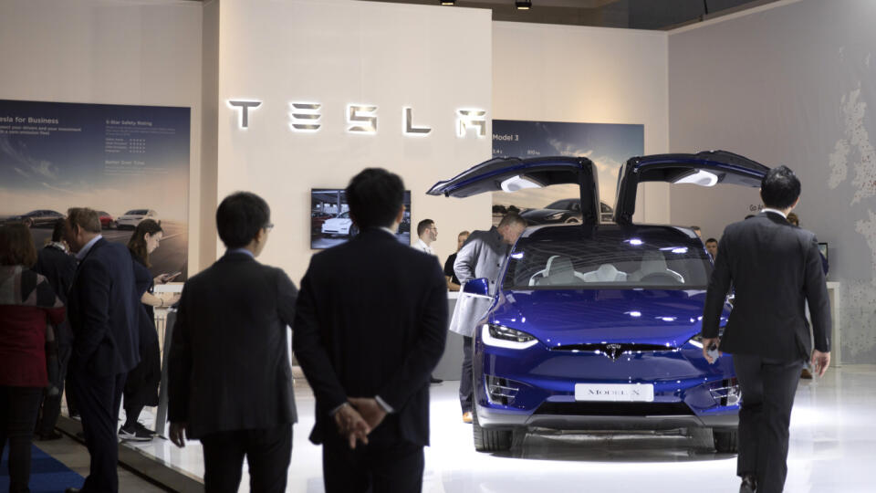 Na snímke nový model elektromobilu značky Tesla pod názvom Model X predstavili počas mediálneho dňa v predvečer otvorenia medzinárodného autosalónu v Bruseli 9. januára 2020.