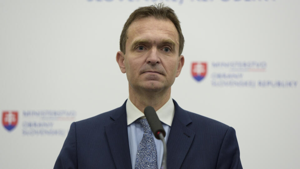 Nový predseda vlády SR Ľudovít Ódor odštartoval v utorok 16. mája 2023 prvú zo série úvodných návštev ministerstiev, počas ktorých sa oboznámi s aktuálnou situáciou v jednotlivých vládnych rezortoch. Na snímke predseda vlády odborníkov Ľudovít Ódor počas brífingu po stretnutí s novým ministrom obrany SR Martinom Sklenárom na pôde rezortu obrany v Bratislave vo štvrtok 18. mája 2023. FOTO TASR - Pavol Zachar