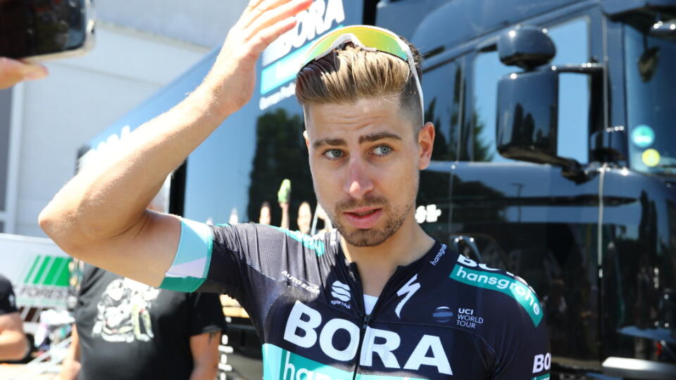 Peter Sagan zažil na prebiehajúcej Tour de France už v úvode hneď niekoľko bizarných situácií. Jednou z nich bolo aj stretnutie s políciou, ktorá ho spolu s kolegami zastavila počas tréningu.