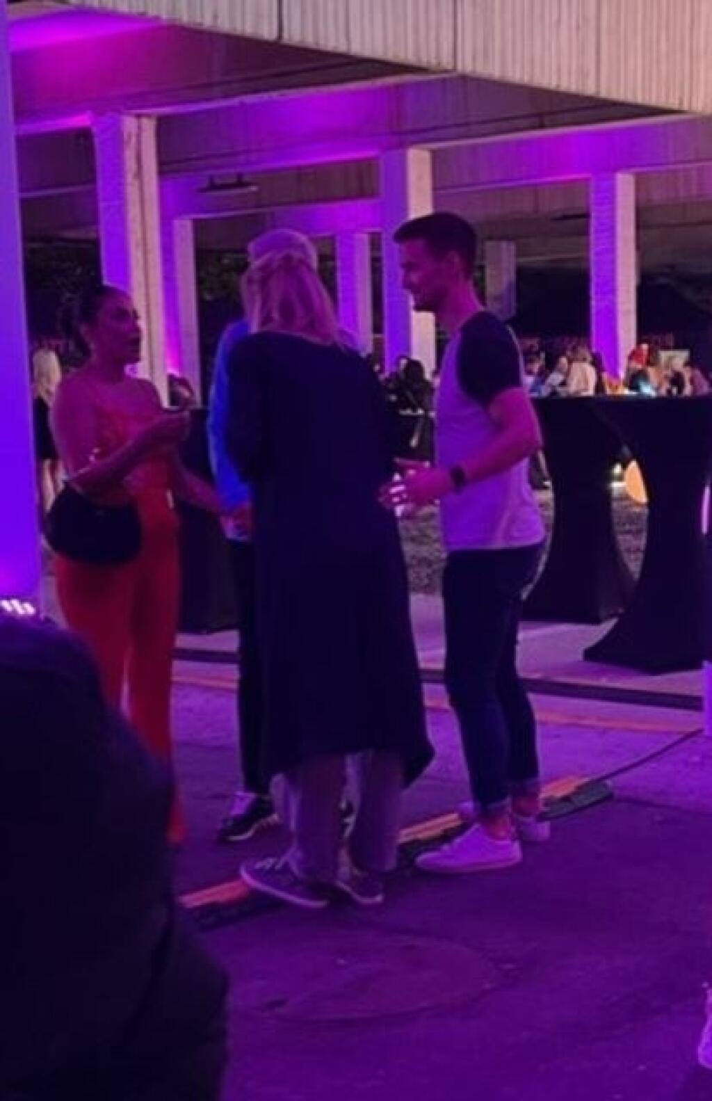 Adela na prenose SOWA nebola, s Viktorom sa objavila až na párty. Správali sa k sebe ako čerství zaľúbenci. Manžel ju hladkal po chrbte a držali sa romanticky za ruky.