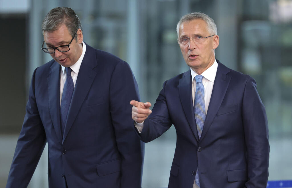 WA 13 Brusel - Generálny tajomník NATO Jens Stoltenberg (vpravo) a srbský prezident Aleksandar Vučič sa rozprávajú pred spoločným rokovaním v Bruseli v stredu 17. augusta 2022. Stoltenberg sa separátne stretol so srbským prezidentom Vučičom a kosovským premiérom Albinom Kurtim. FOTO TASR/AP 
 
NATO Secretary General Jens Stoltenberg, right, speaks with Serbian President Aleksandar Vucic prior to a meeting at NATO headquarters in Brussels, Wednesday, Aug. 17, 2022. (AP Photo/Olivier Matthys)