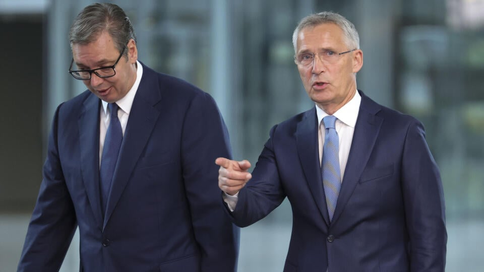 WA 13 Brusel - Generálny tajomník NATO Jens Stoltenberg (vpravo) a srbský prezident Aleksandar Vučič sa rozprávajú pred spoločným rokovaním v Bruseli v stredu 17. augusta 2022. Stoltenberg sa separátne stretol so srbským prezidentom Vučičom a kosovským premiérom Albinom Kurtim. FOTO TASR/AP
NATO Secretary General Jens Stoltenberg, right, speaks with Serbian President Aleksandar Vucic prior to a meeting at NATO headquarters in Brussels, Wednesday, Aug. 17, 2022. (AP Photo/Olivier Matthys)