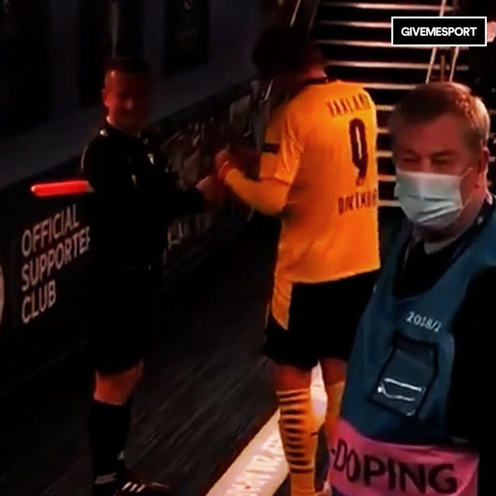 Rumunský futbalový rozhodca Octavian Sovre vysvetlil, prečo si v hráčskom tuneli po zápase štvrťfinále Ligy majstrov Manchester City - Borussia Dortmund (2:1) vypýtal podpisy od nórskeho kanoniera Erlinga Brauta Haalanda.