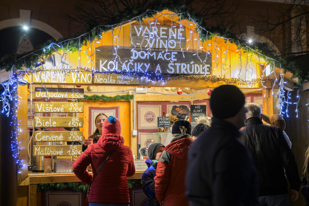 Na snímke stánok s občerstvením počas prvého dňa Košických vianočných trhov v Košiciach 1. decembra 2024. FOTO TASR - Veronika Mihaliková