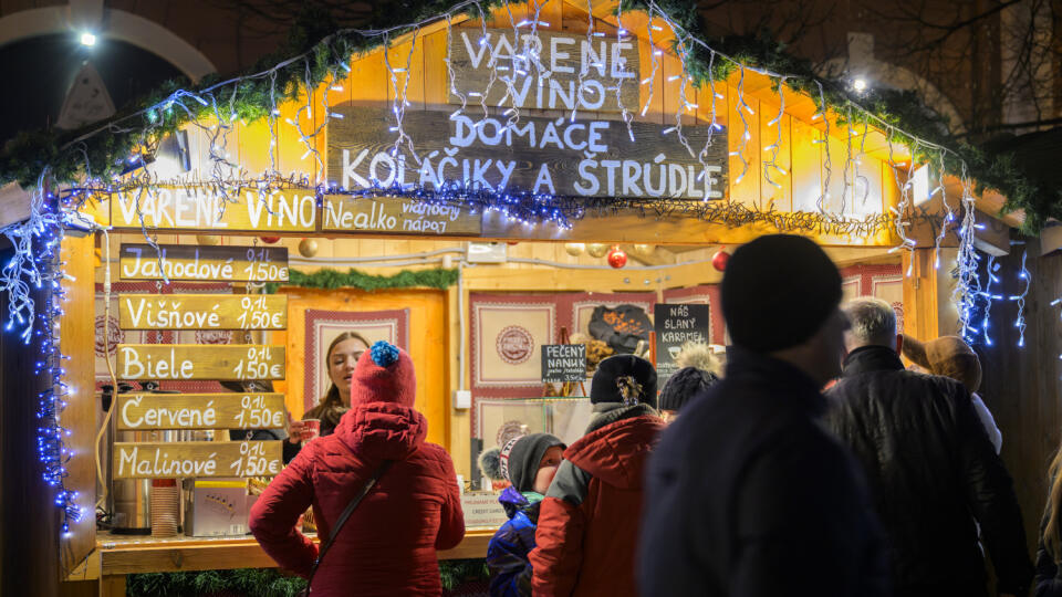 Na snímke stánok s občerstvením počas prvého dňa Košických vianočných trhov v Košiciach 1. decembra 2024. FOTO TASR - Veronika Mihaliková