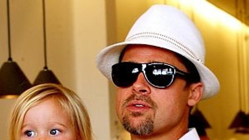 Otecko Brad Pitt v máji 2008.