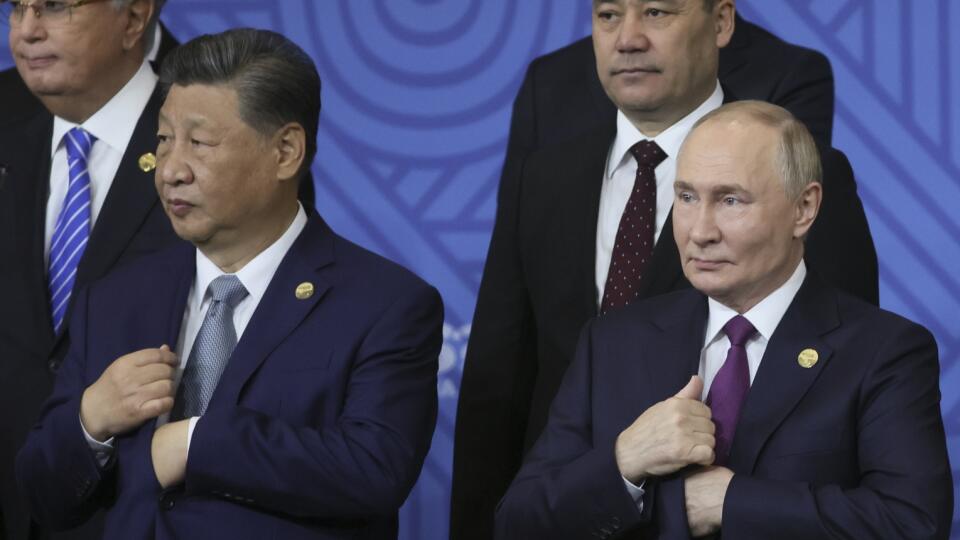 KK42 Kazaň - Čínsky prezident Si Ťin-pching (vľavo) a ruský prezident Vladimir Putin počas skupinovej fotografie v rámci summitu skupiny BRICS, ktorá združuje krajiny Brazíliu, Rusko, Indiu, Čínu a Juhoafrickú republiku, v ruskej Kazani 24. októbra 2024. FOTO TASR/AP
Chinese President Xi Jinping, left, and Russian President Vladimir Putin attend a family photo ceremony prior to Outreach/BRICS Plus format session at the BRICS Summit in Kazan, Russia, Thursday, Oct. 24, 2024. (Maxim Shipenkov, Po