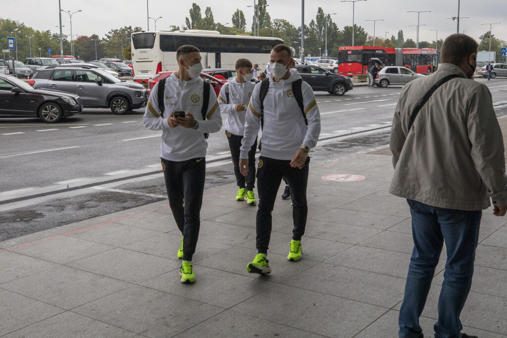 Slovenskí reprezentanti dorazili na bratislavské letisko v stredu približne o 15:00.