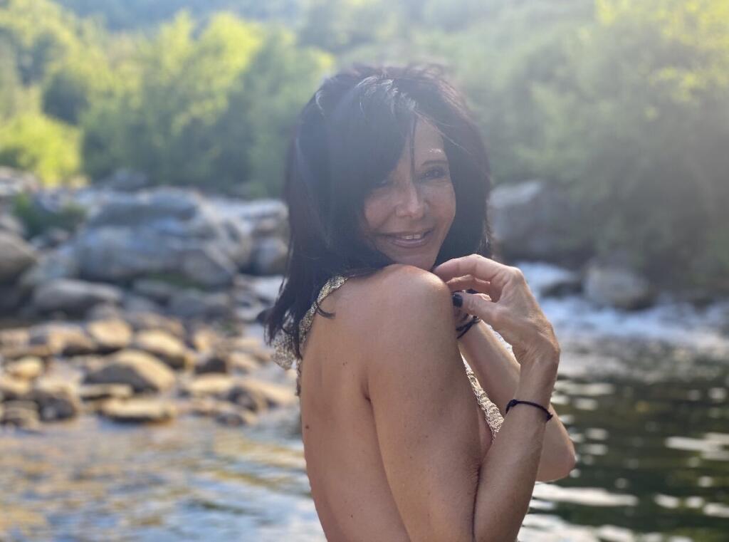 Andreaniová si aj v 50 rokov udržuje dokonalú figúru, ktorú rada predvedie bez šiat a často aj bez spodnej bielizne. Jej telo zlákalo futbalistu francúzskej reprezentácie.