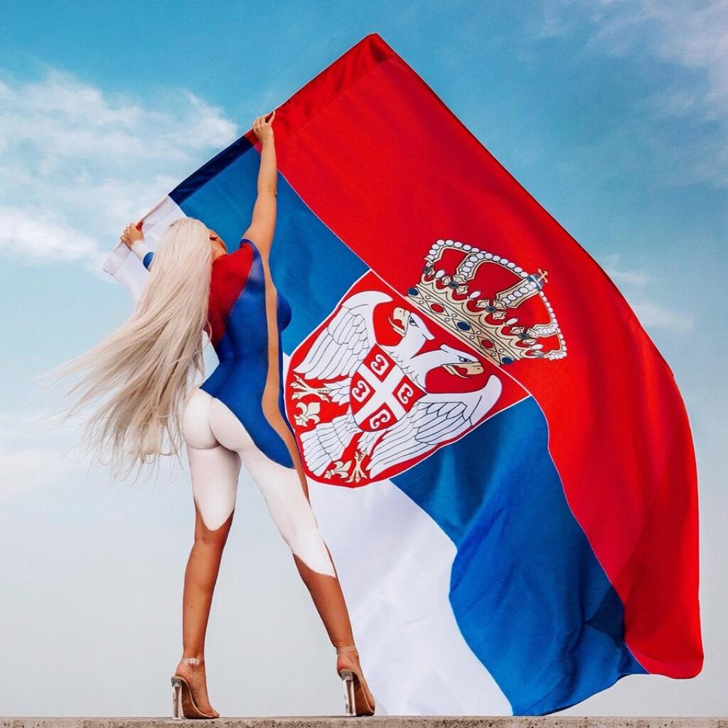 Vyzývavá Karleuša fandí Srbsku. a svojmu priateľovi.