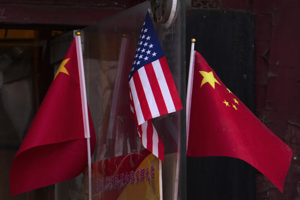 KK12 Peking - Na snímke čínske vlajky a americká vlajka sú vystavené pred stánkom so suvenírmi v Pekingu 31. januára 2025. Čína v utorok oznámila, že v reakcii na uvalenie zvýšených ciel zo strany USA zavedie dovozné clá na určitý tovar z USA, najmä na fosílne palivá. FOTO TASR/AP
China and U.S. national flags are seen on display outside a souvenir shop in Beijing on Jan. 31, 2025. (AP Photo/Andy Wong)